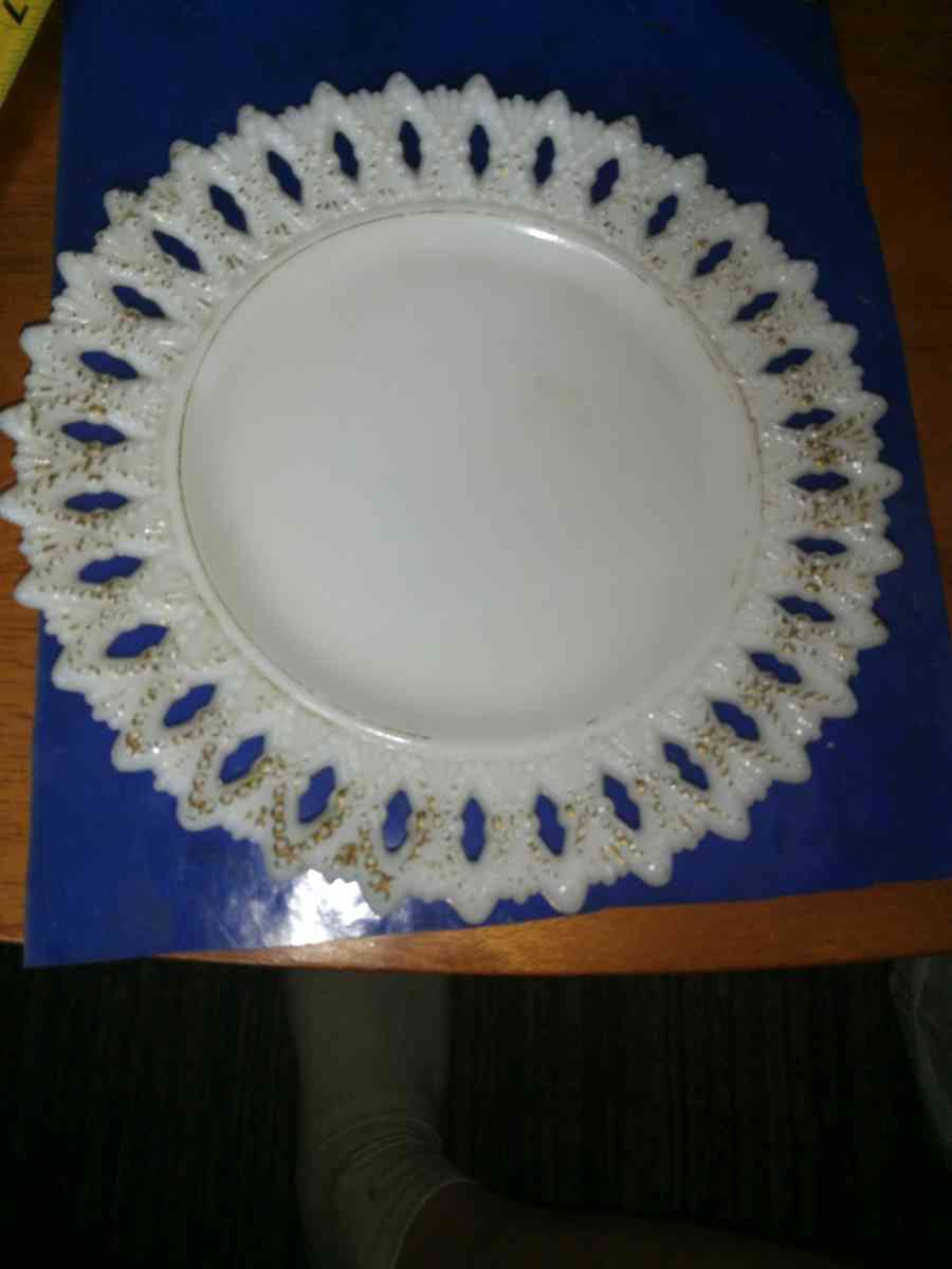 Kemple Sheaf of wheat milk glass plate