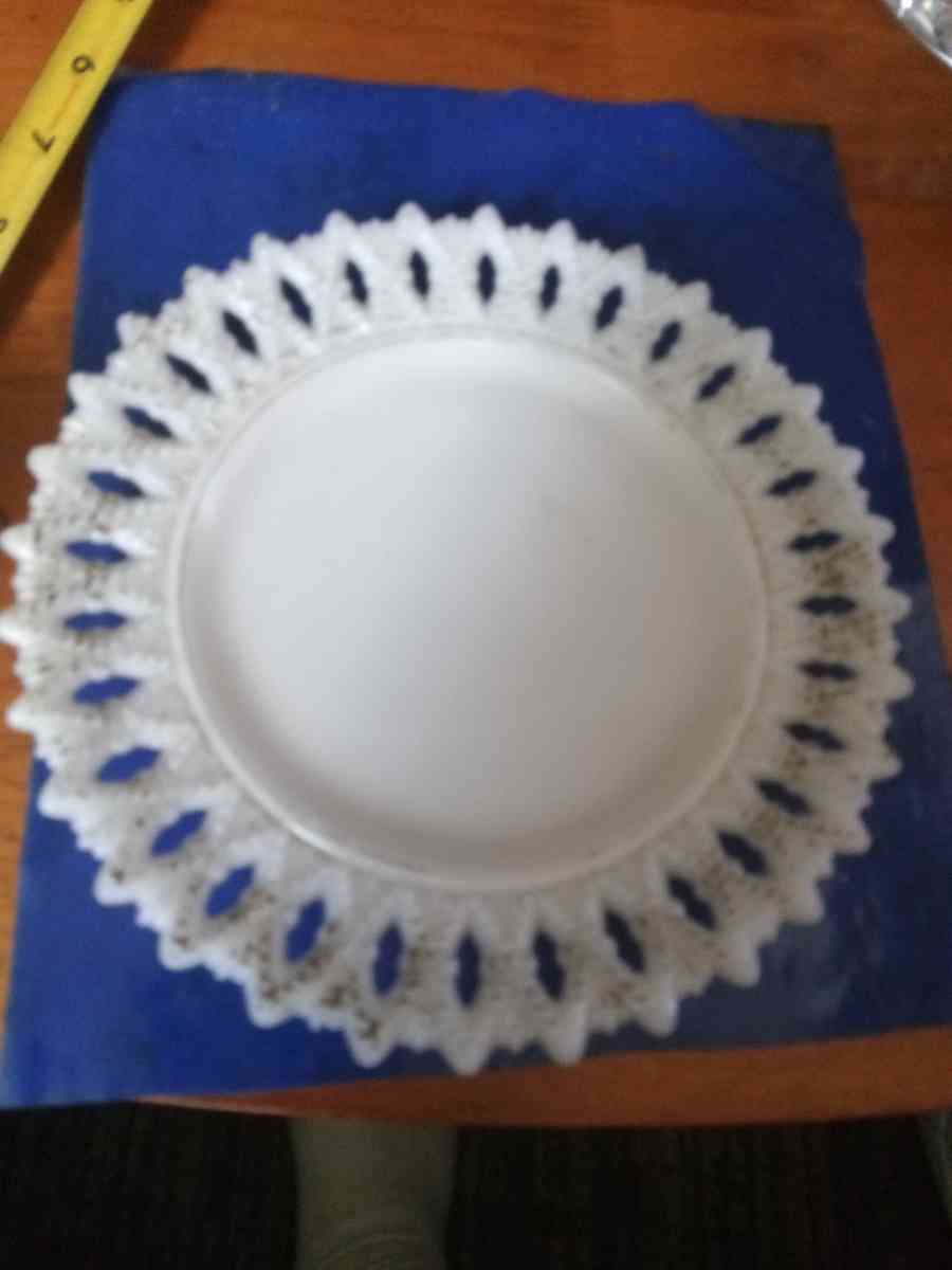 Kemple Sheaf of wheat milk glass plate