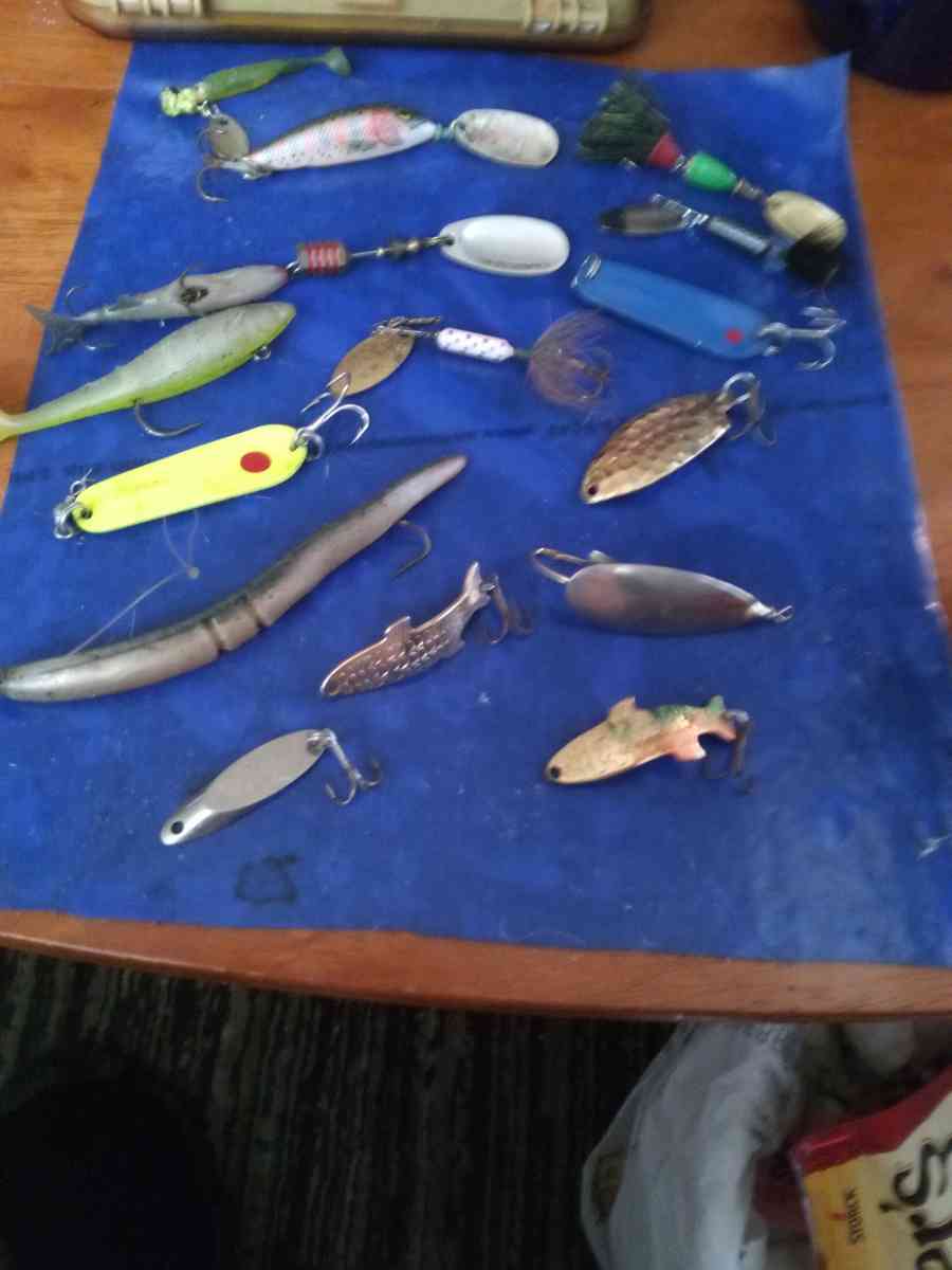 15 Fishing Lures and mini magnum pokcet lure holder
