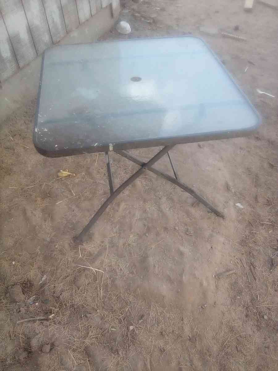 lawn chairs 4 and glass table