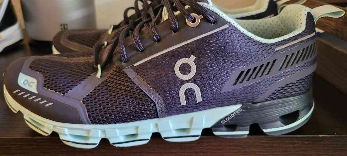 womens on cloud running shoes size 8 5