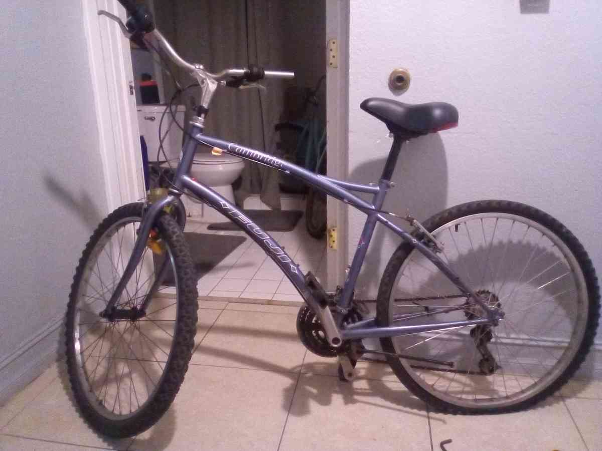 Fuji Cambridge 4130 mens bicycle medium frame