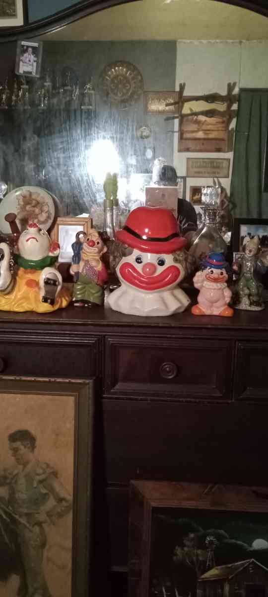 5 clown figurines 2 banks vintage