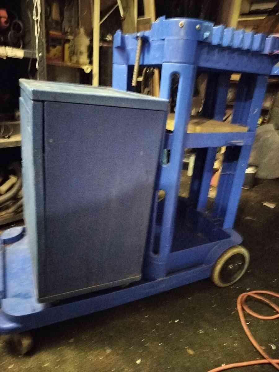 Continental cleaning cart