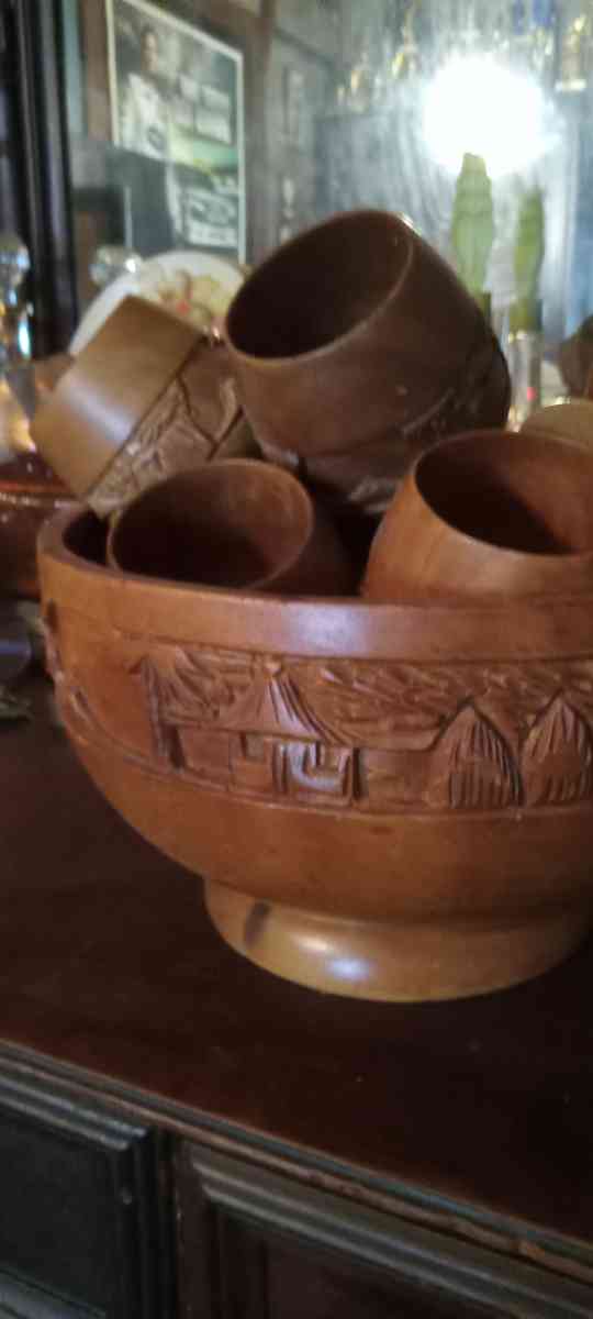 vintage wooden bowl with 8 cups
