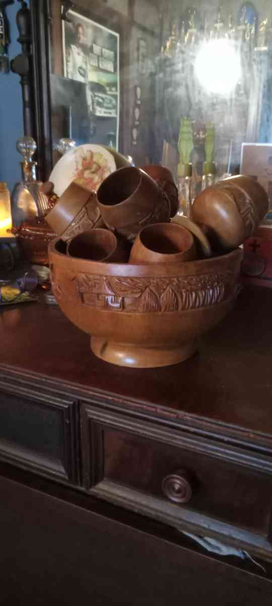 vintage wooden bowl with 8 cups