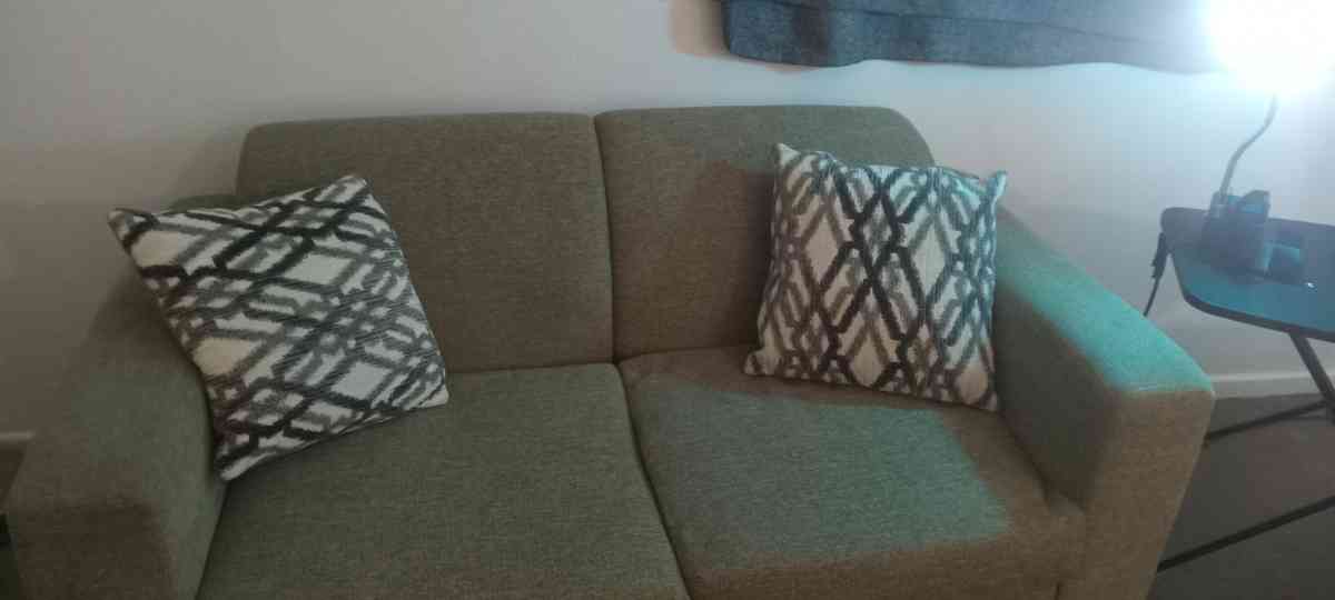 selling my sofa theyre in good condition