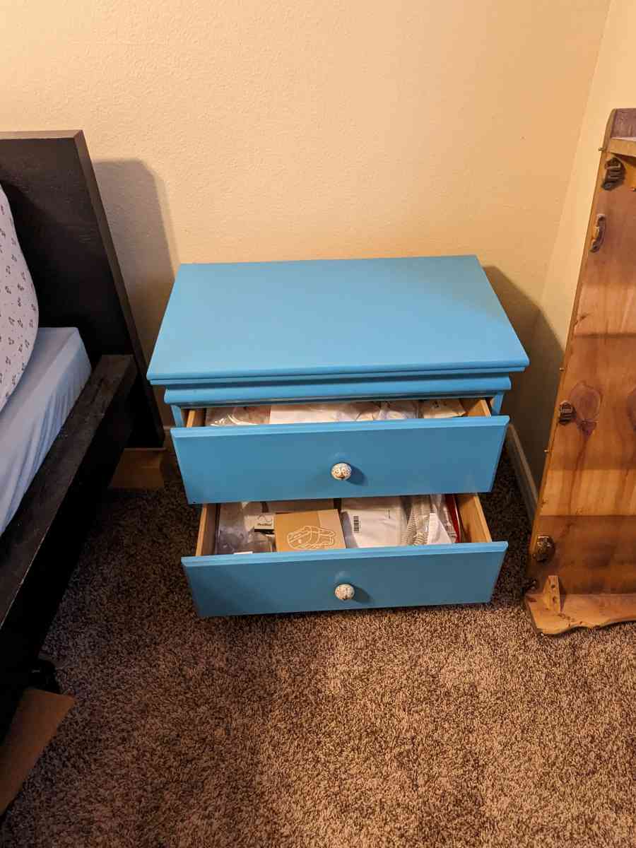 2 bedside night stands