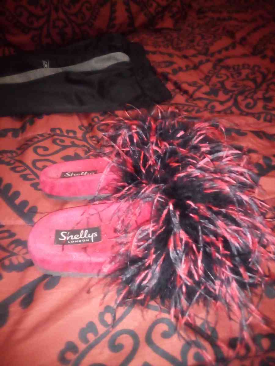 Shelly London  red and black feathers shoes sz 8