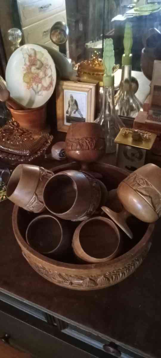 vintage wooden bowl with 8 cups
