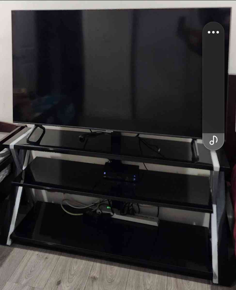 Samsung smart 55in TV like new with tinted glass black and s