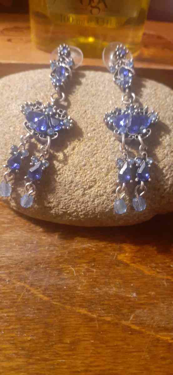 beautiful blue vintage accent dangles earrings