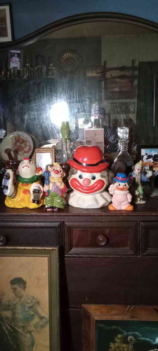 5 clown figurines 2 banks vintage