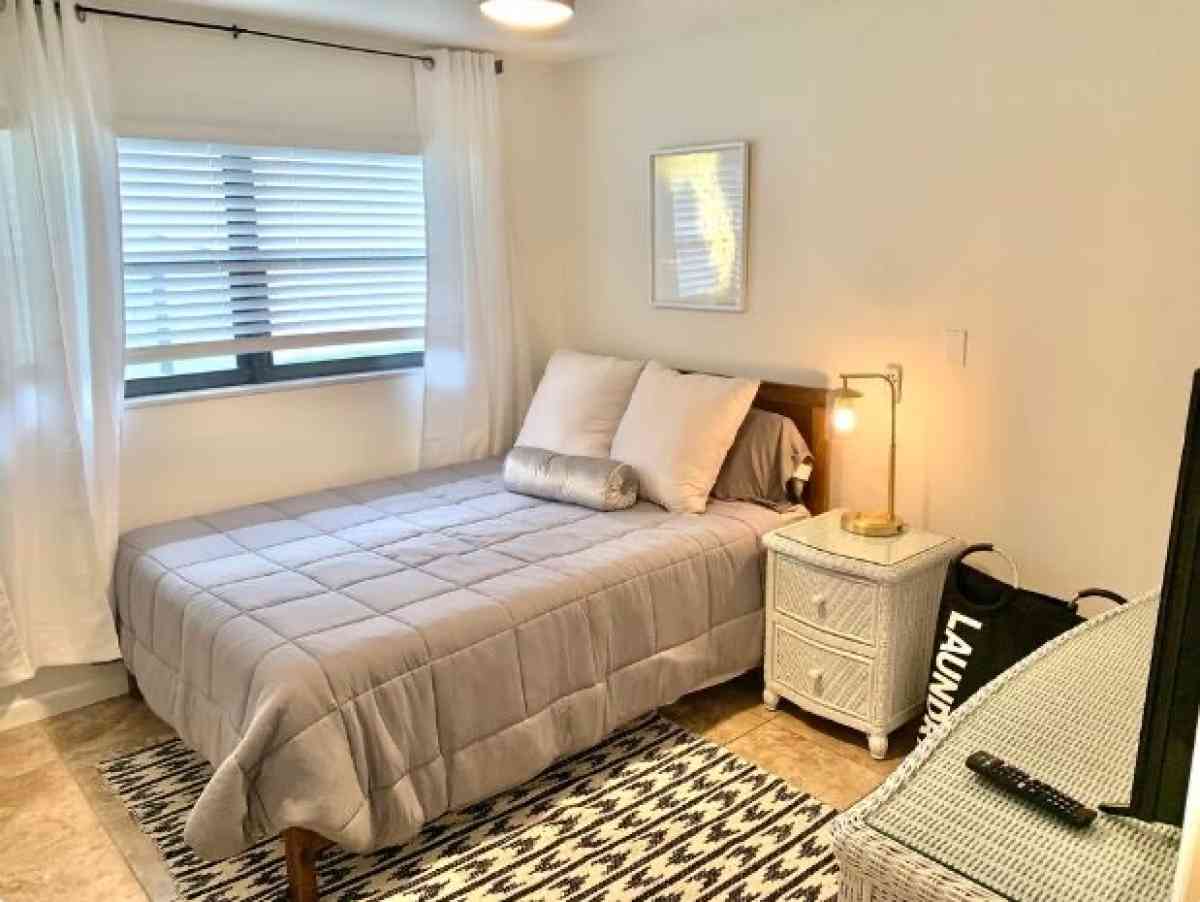 Beautifully furnished 3bed 2bath with an office