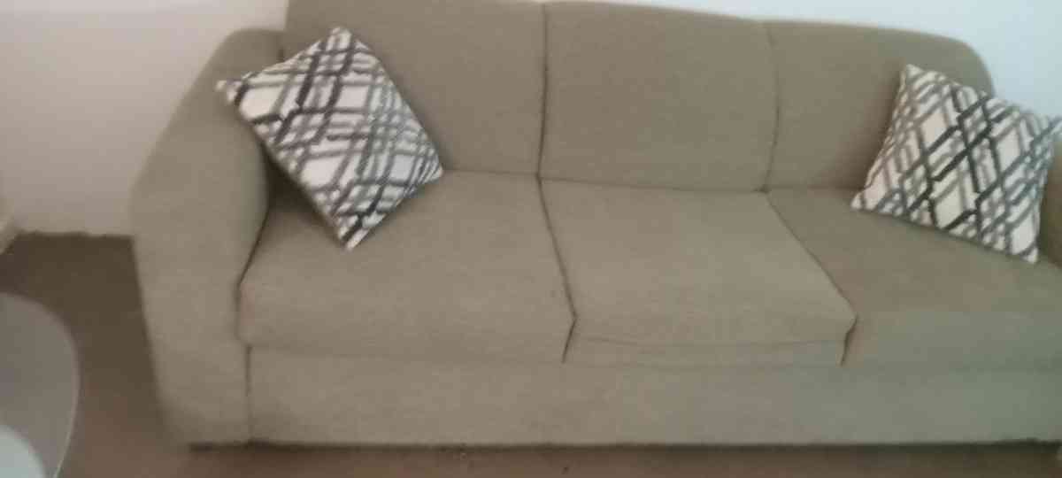 selling my sofa theyre in good condition