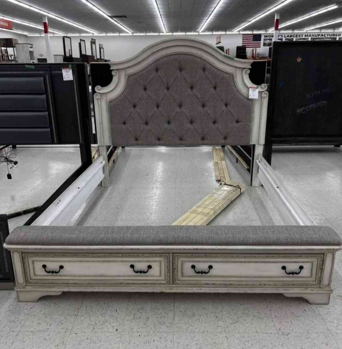 Realyn chipped White Queen storega bed