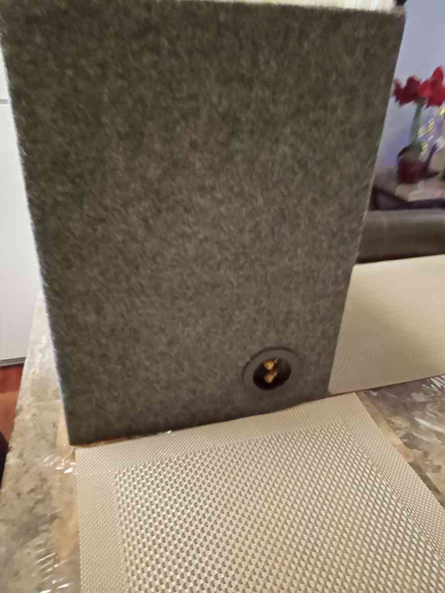 selling 2box 800 watts like new for a mustang