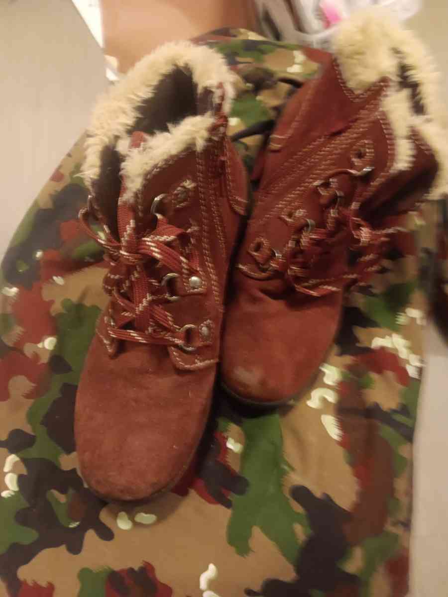 womans boots cranberry