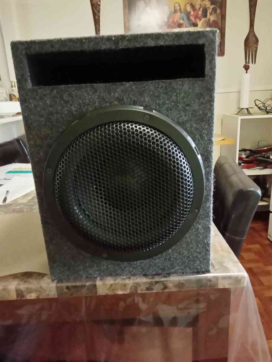 selling 2box 800 watts like new for a mustang