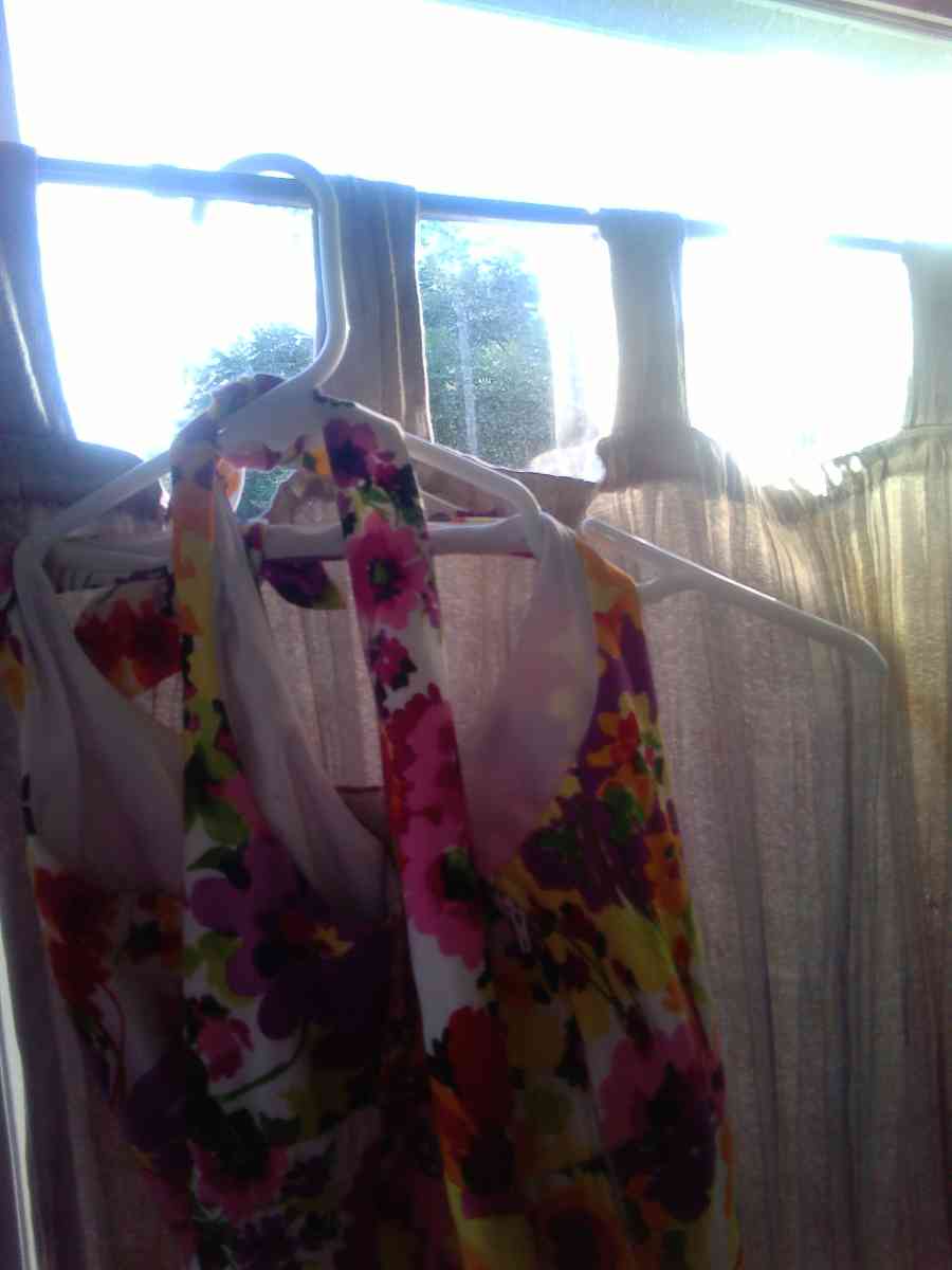 sleeveless flower dress is size 8 in womens