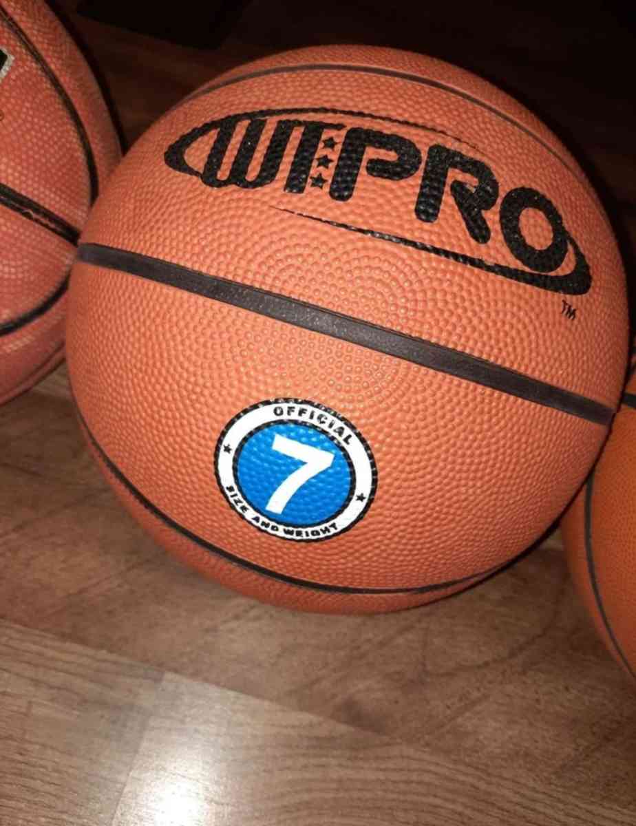 LOT OF 3 BASKETBALLS