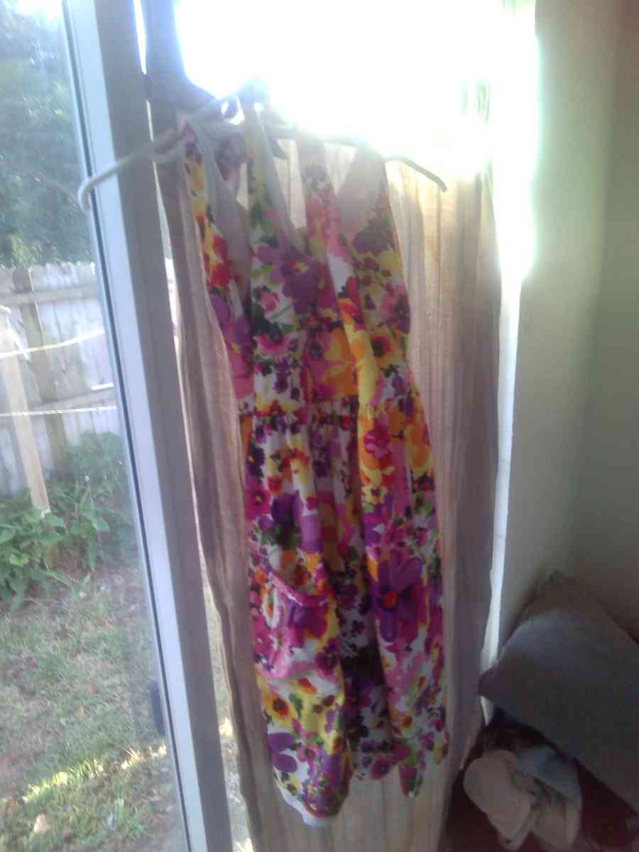 sleeveless flower dress is size 8 in womens