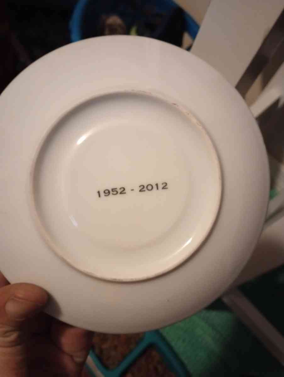 ANTIQUE TEA CUP AND PLATE OF QUEEN DIAMOND JUBILEE 25 OBO