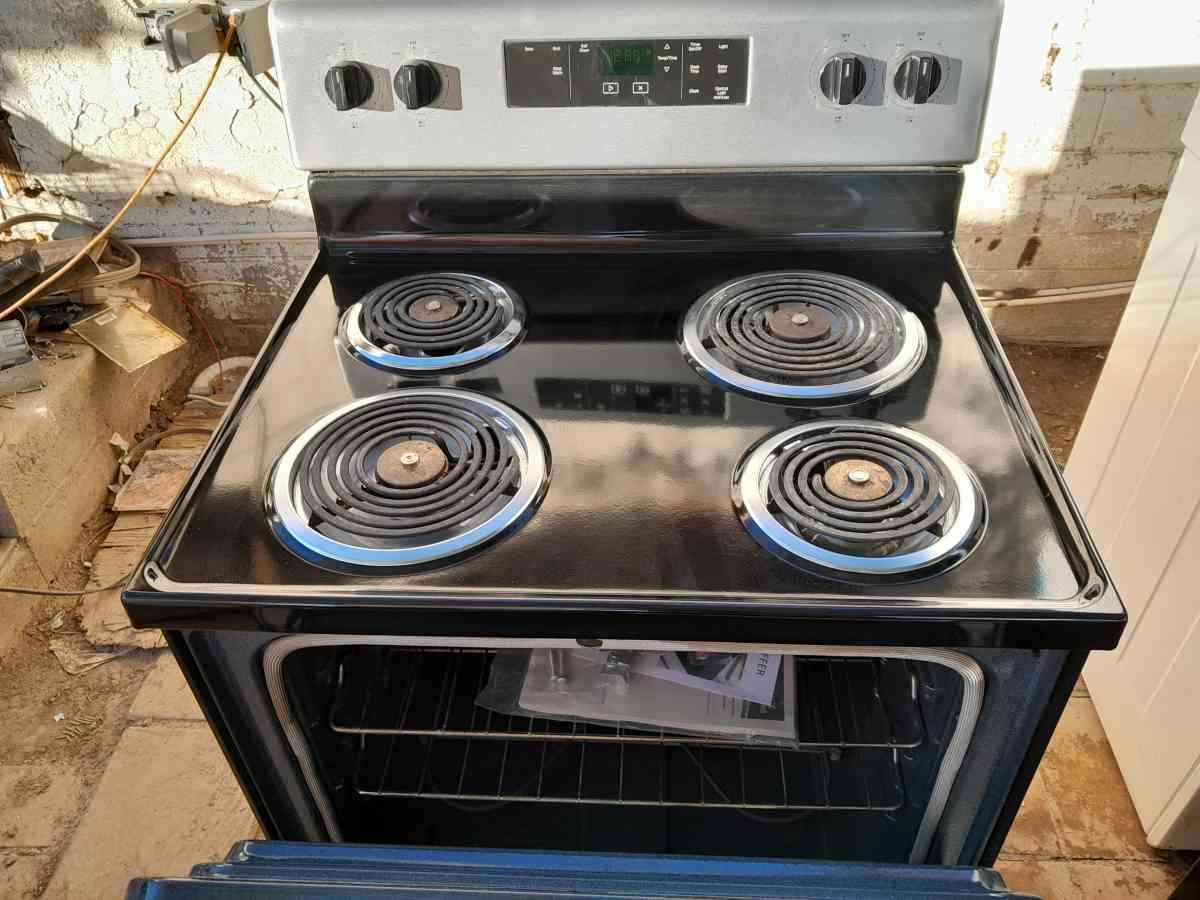 ELECTRIC WHIRLPOOL STOVE STENLESS STILL WITH BLACK EXCELLENT
