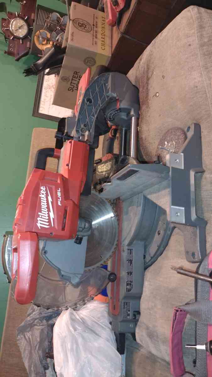 Milwaukee Fuel 10 in Dual Bevel Compound Sliding Miter Saw