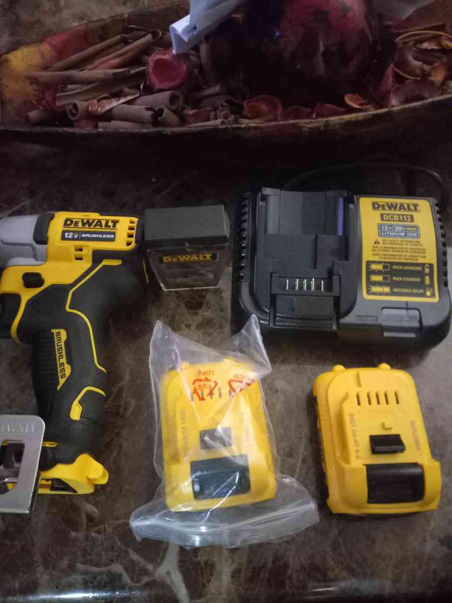 Dewalt 12v drill comes with 2 batteries bits and tote bag ne