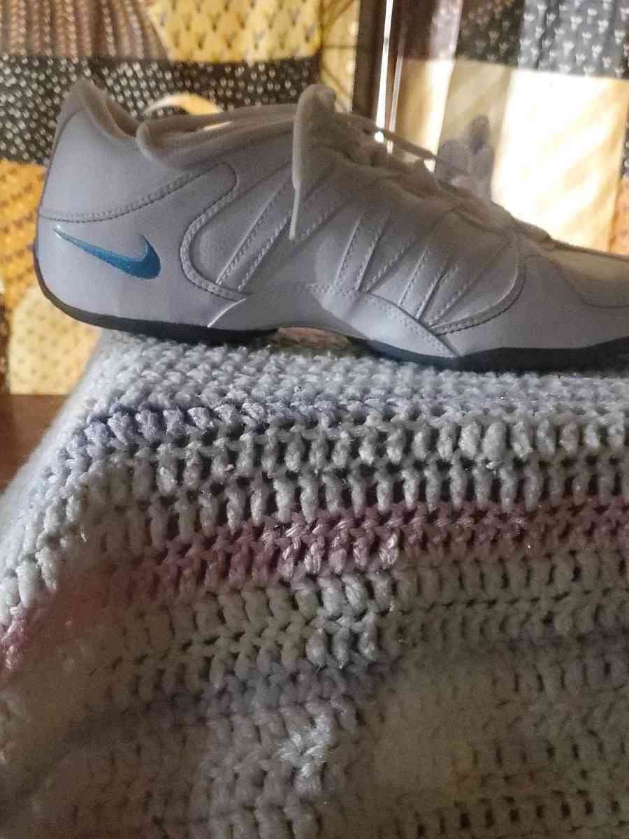 Nike white sneakers size 10 lace up