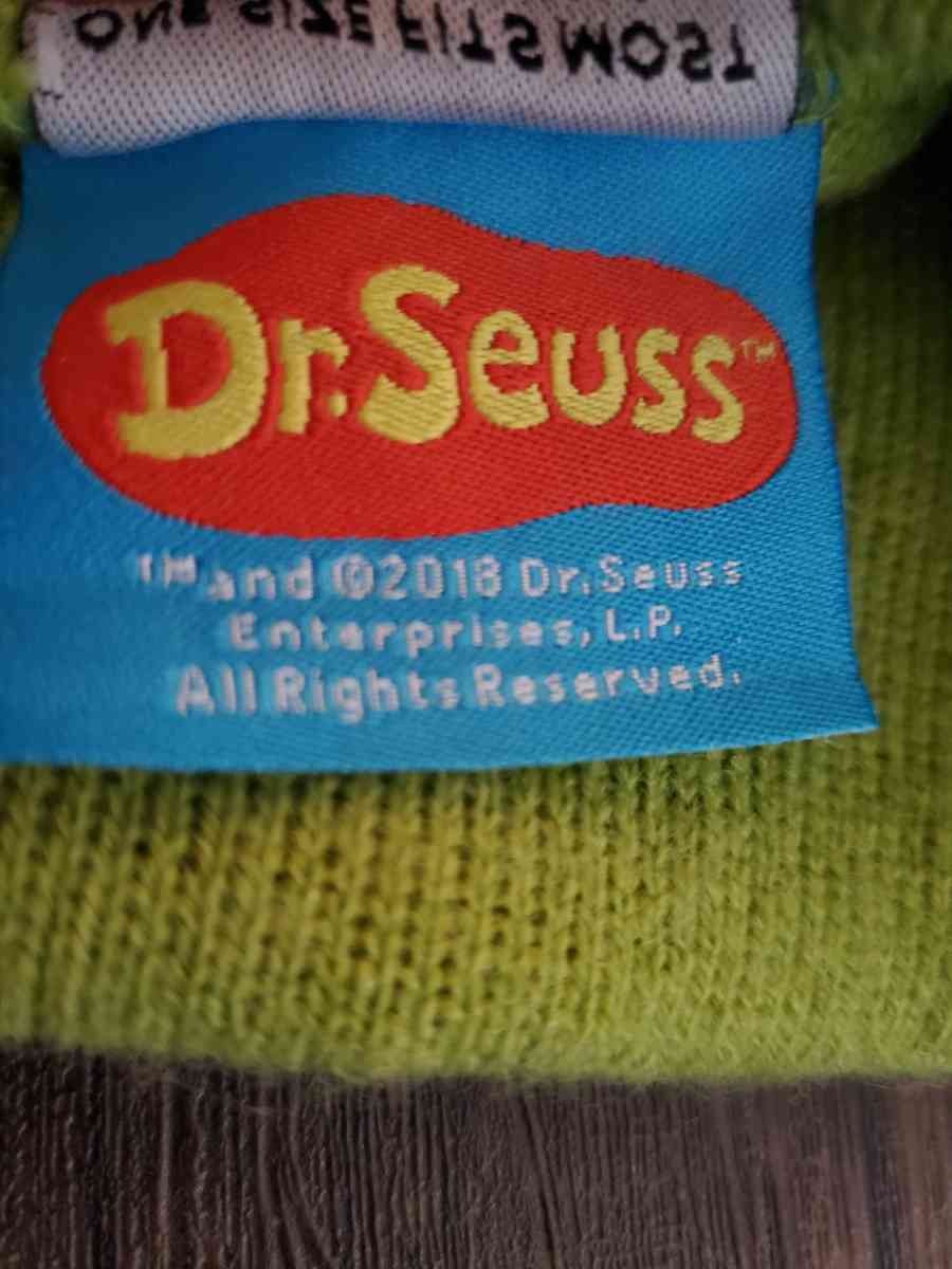 Dr Seuss  The Grinch Who Stole Christmas Beanie wPom