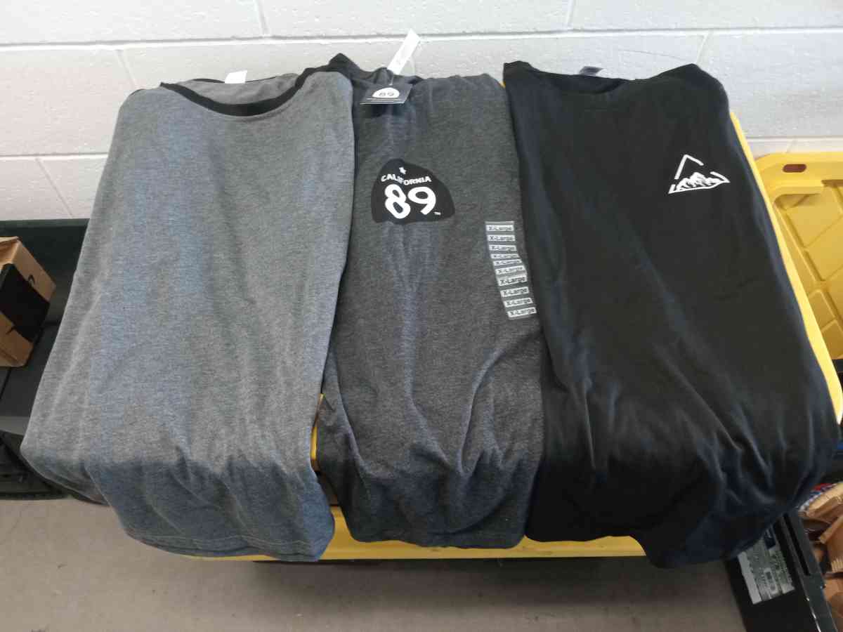 the 3 sweatshirt large new