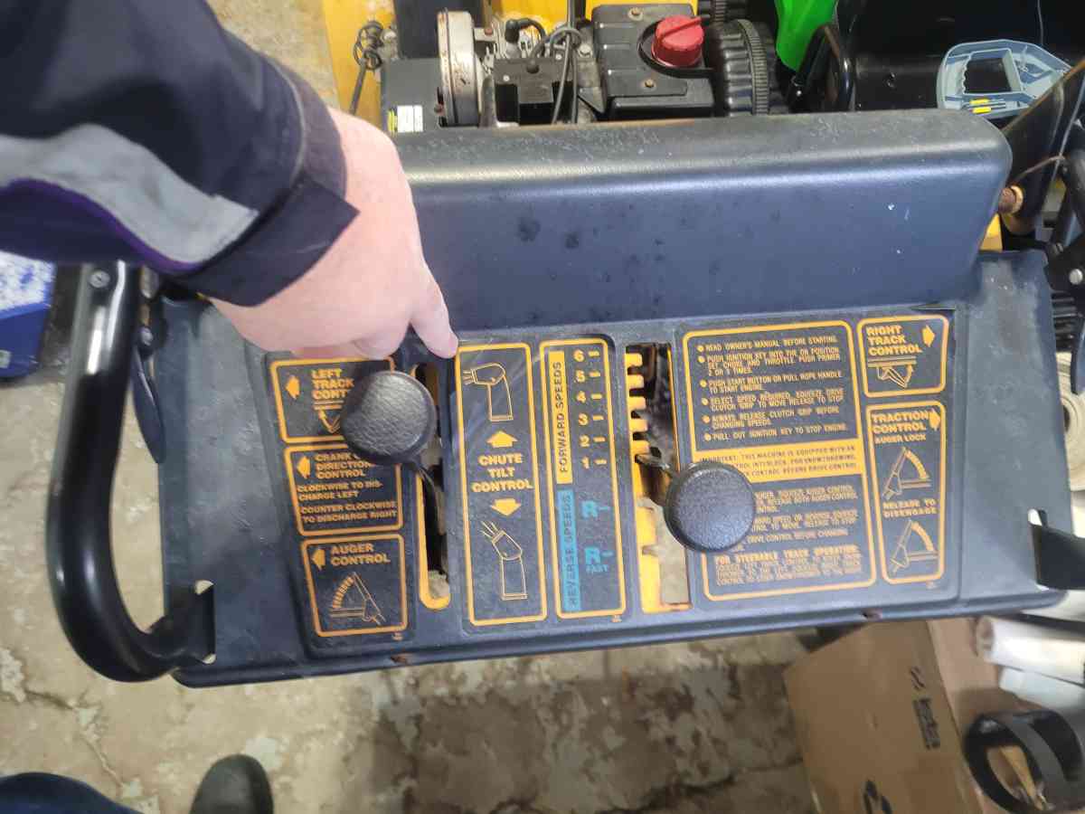 Cub Cadet snowblower on tracs