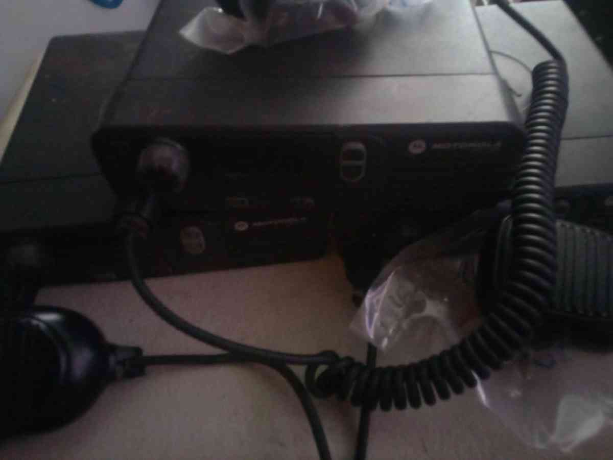 Motorola xps 4350 uhf twoway radio with mics