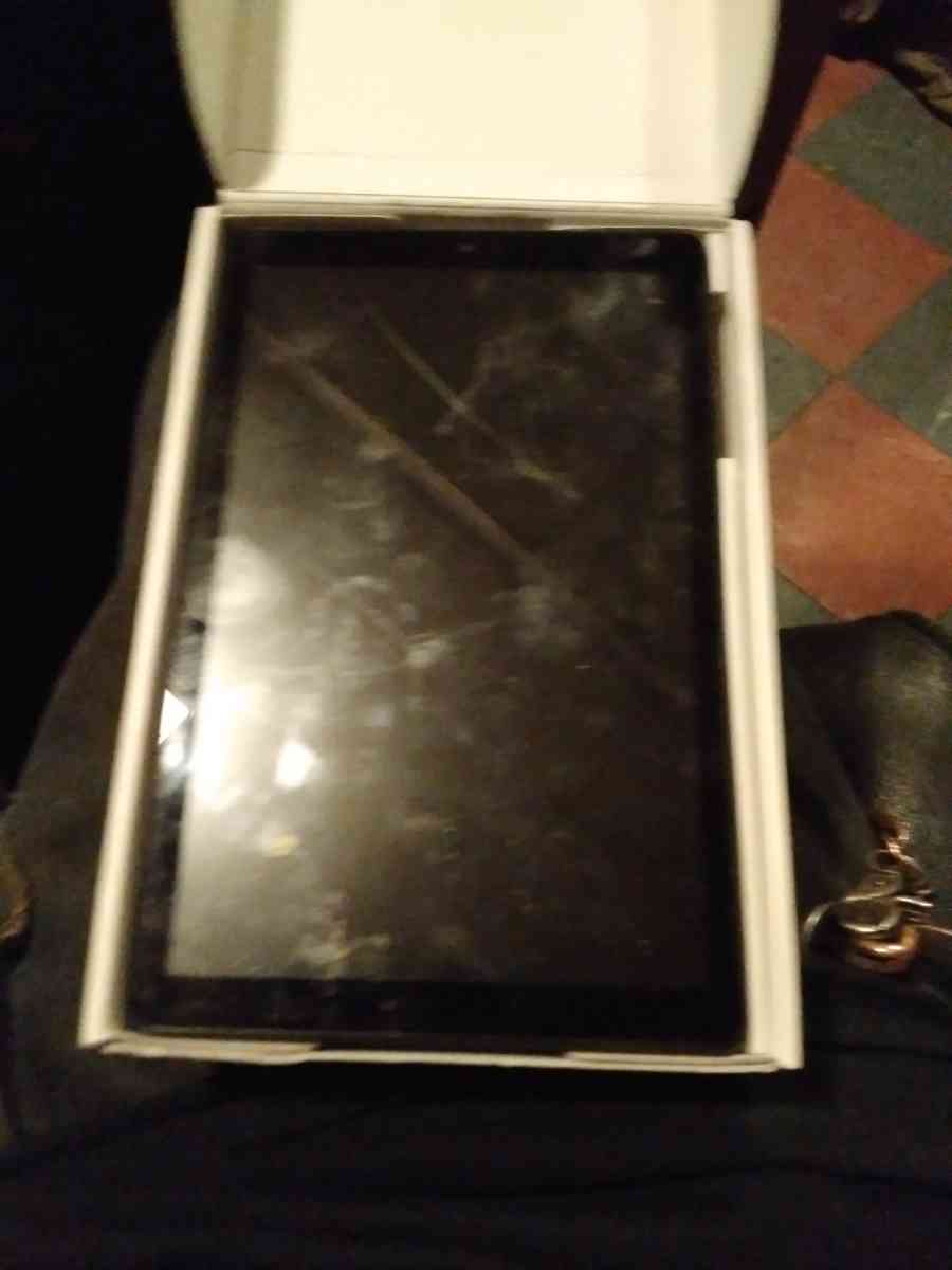 tablet 32 gig it does have a crack in the screen