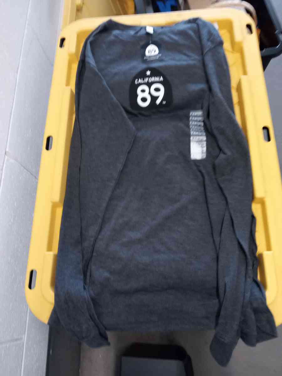 the 3 sweatshirt large new