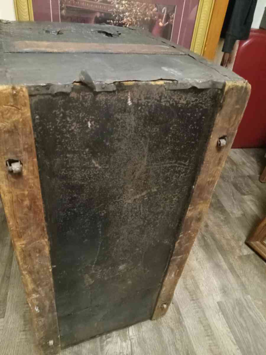 1800s steamboat chest