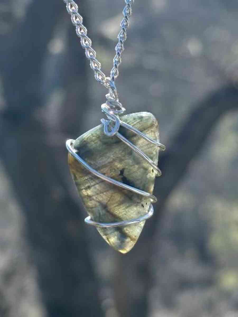 Handmade wire wrapped labaradorite pendant