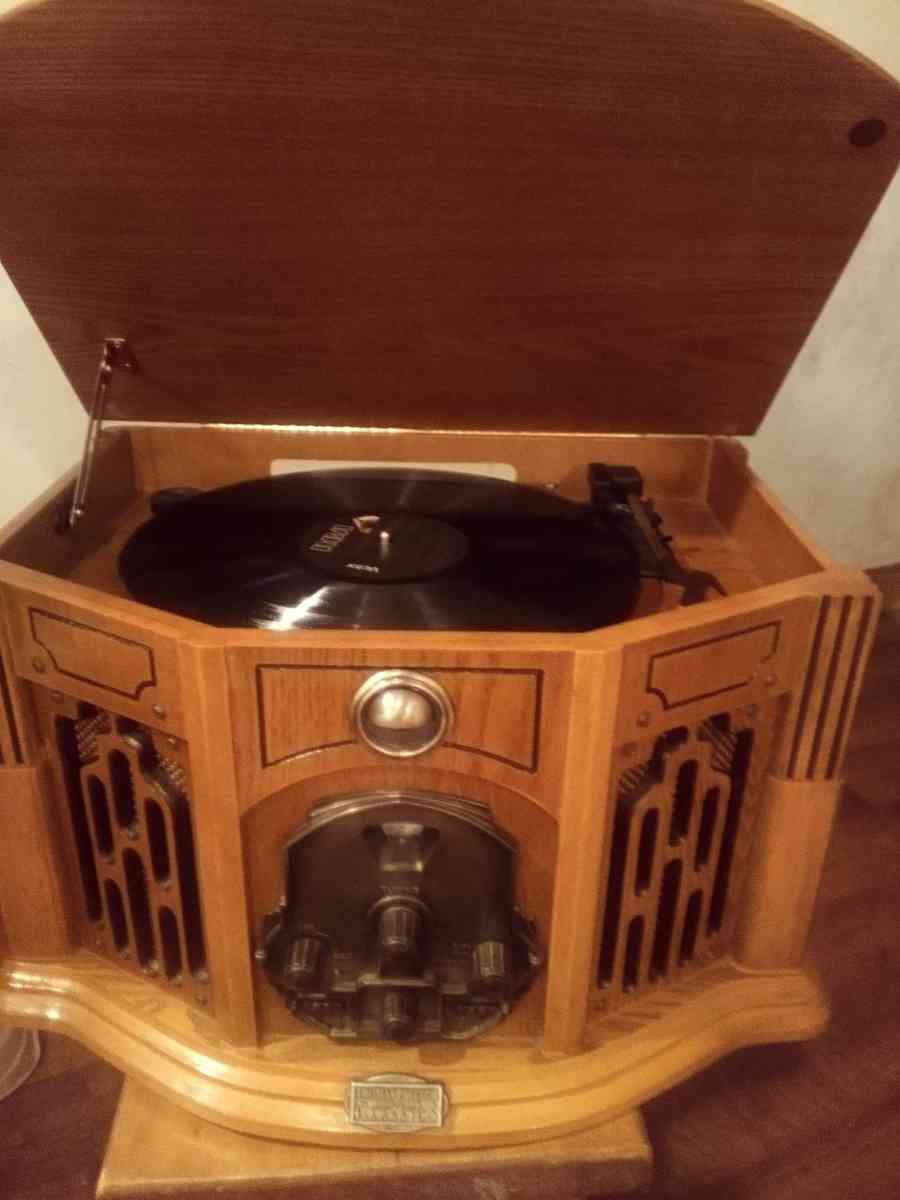 Thomas Pacconi record player