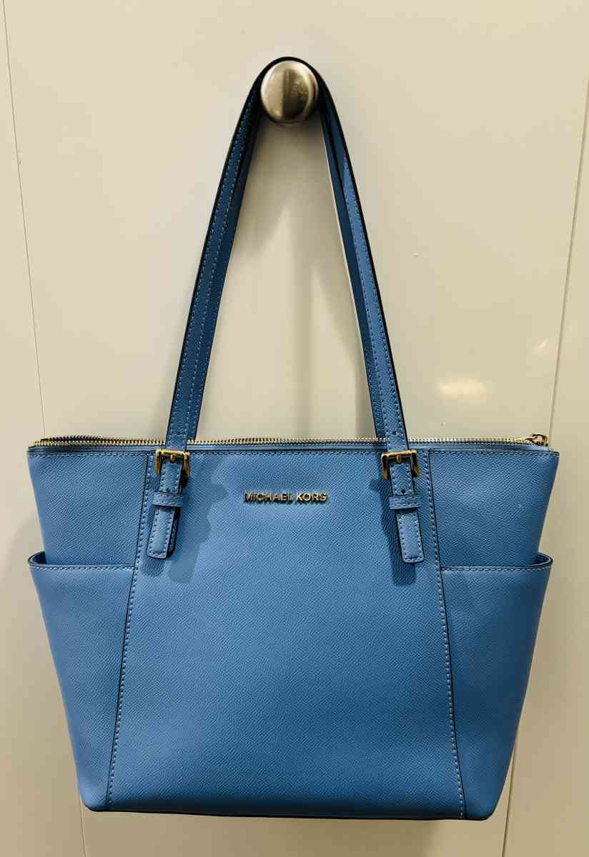 LIKE NEW MICHAEL KORS HANDBAG