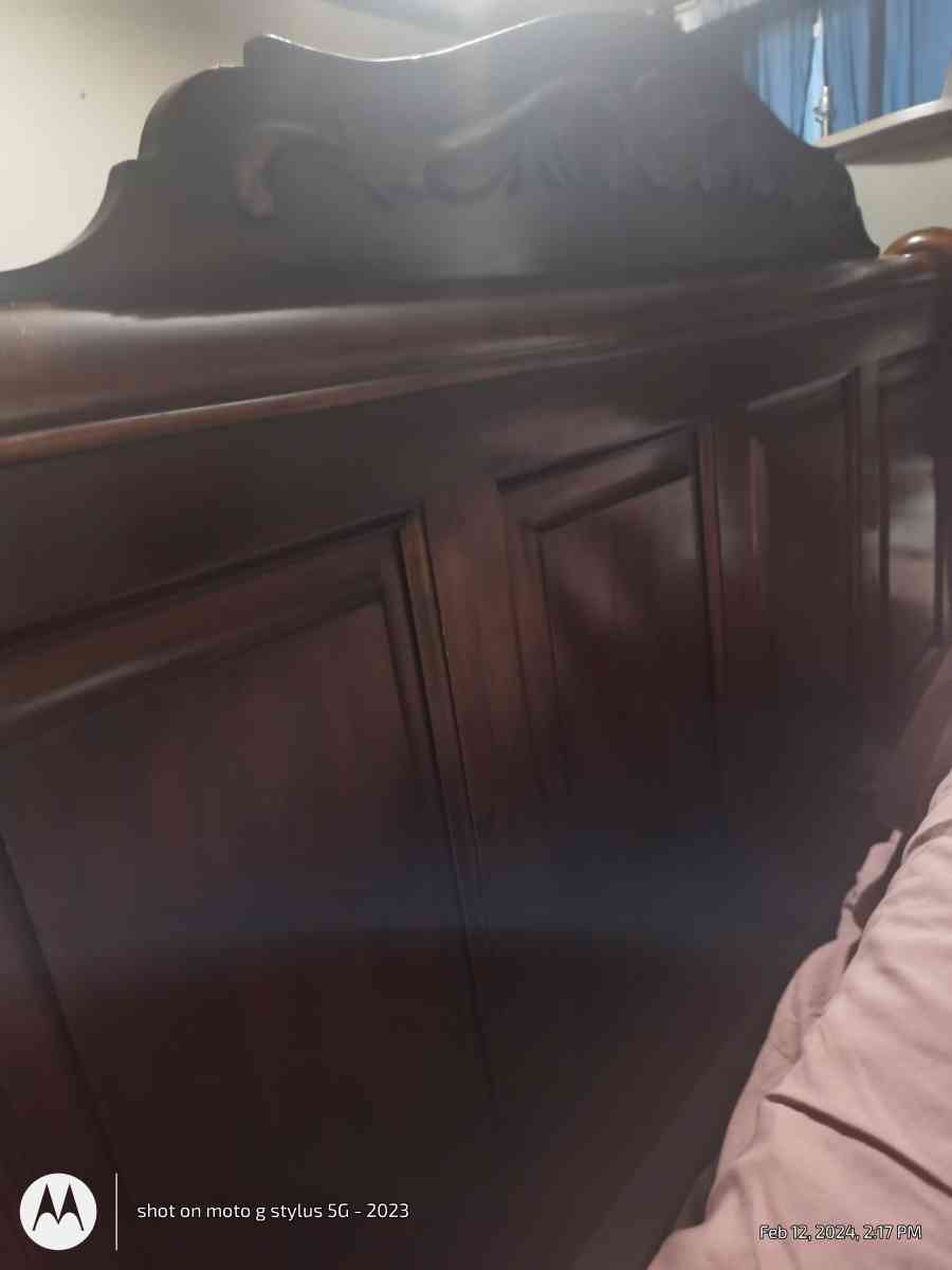 Beautiful vintage queen size swan style bed frame in great c