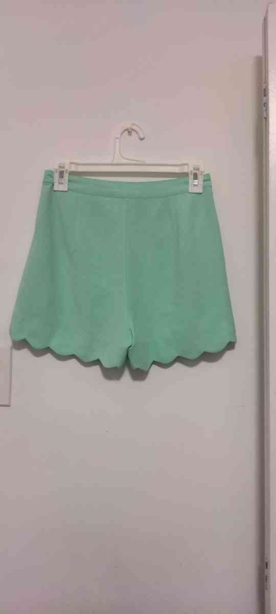 Double Zero Mint Scalloped Shorts
