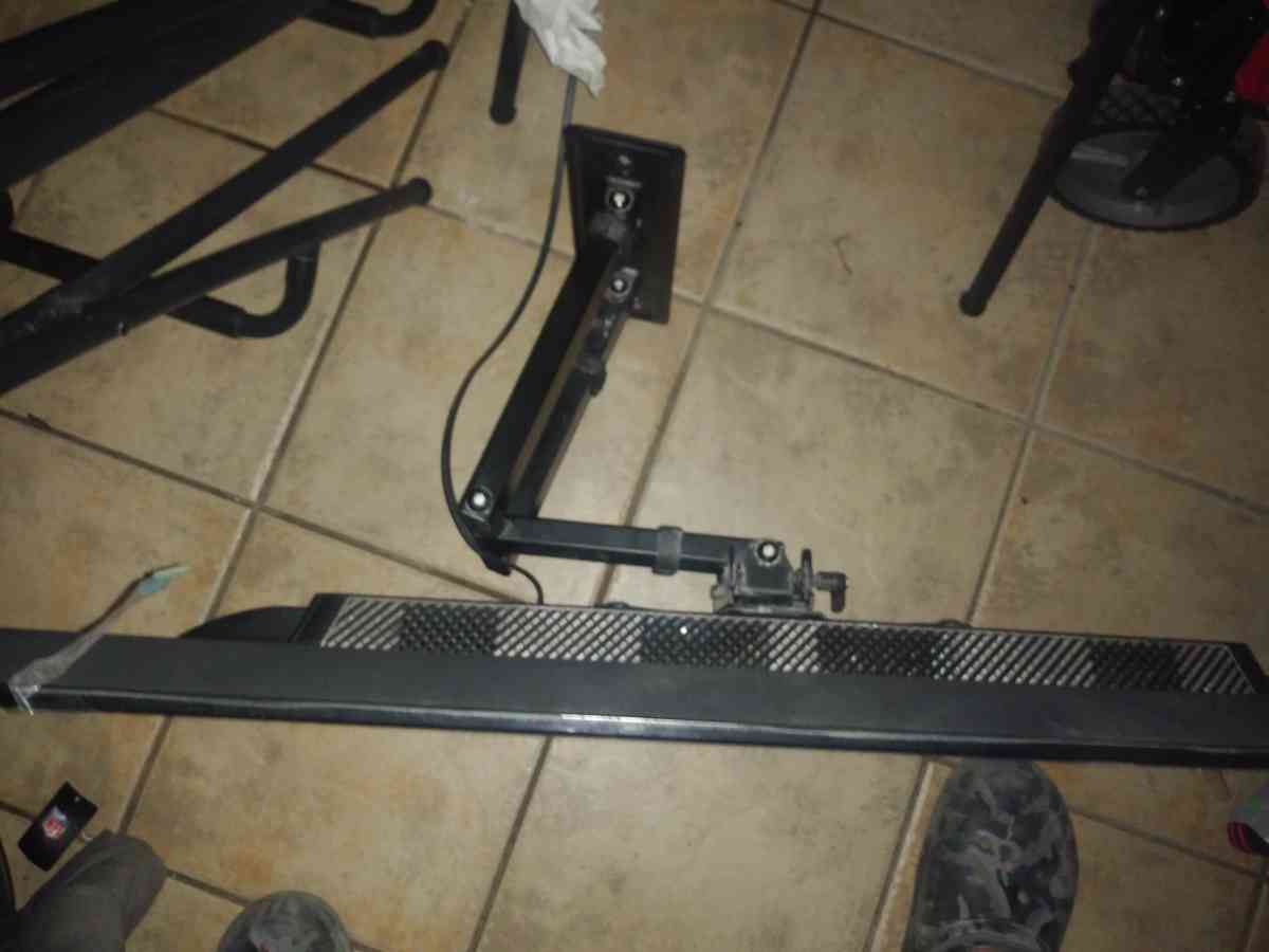 40inch tv with adjustable mount on the tv