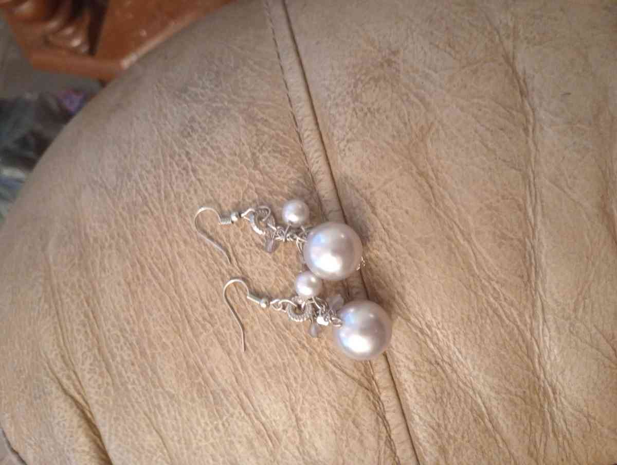 a keychain thing and earrings