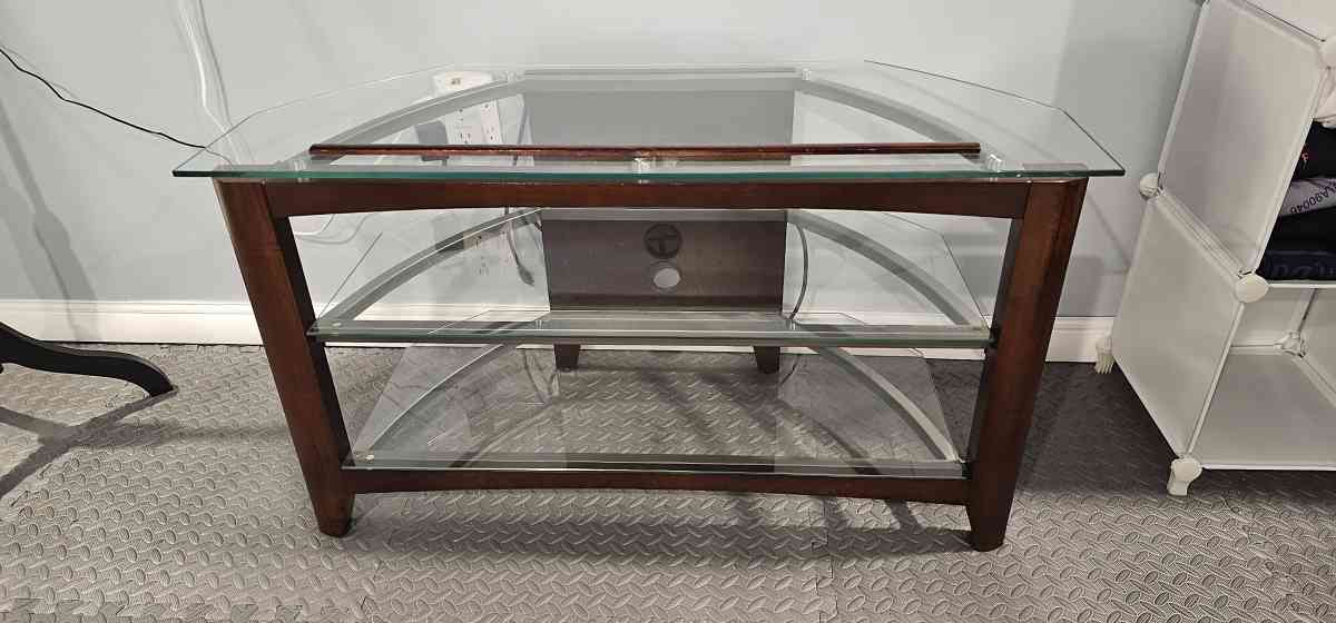 TV STAND LIKE NEW