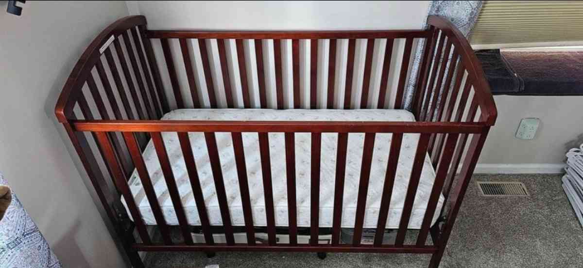 Wooden Crib with Mattress Crib is NOT Convertable
