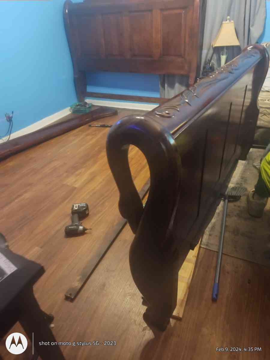 Beautiful vintage queen size swan style bed frame in great c