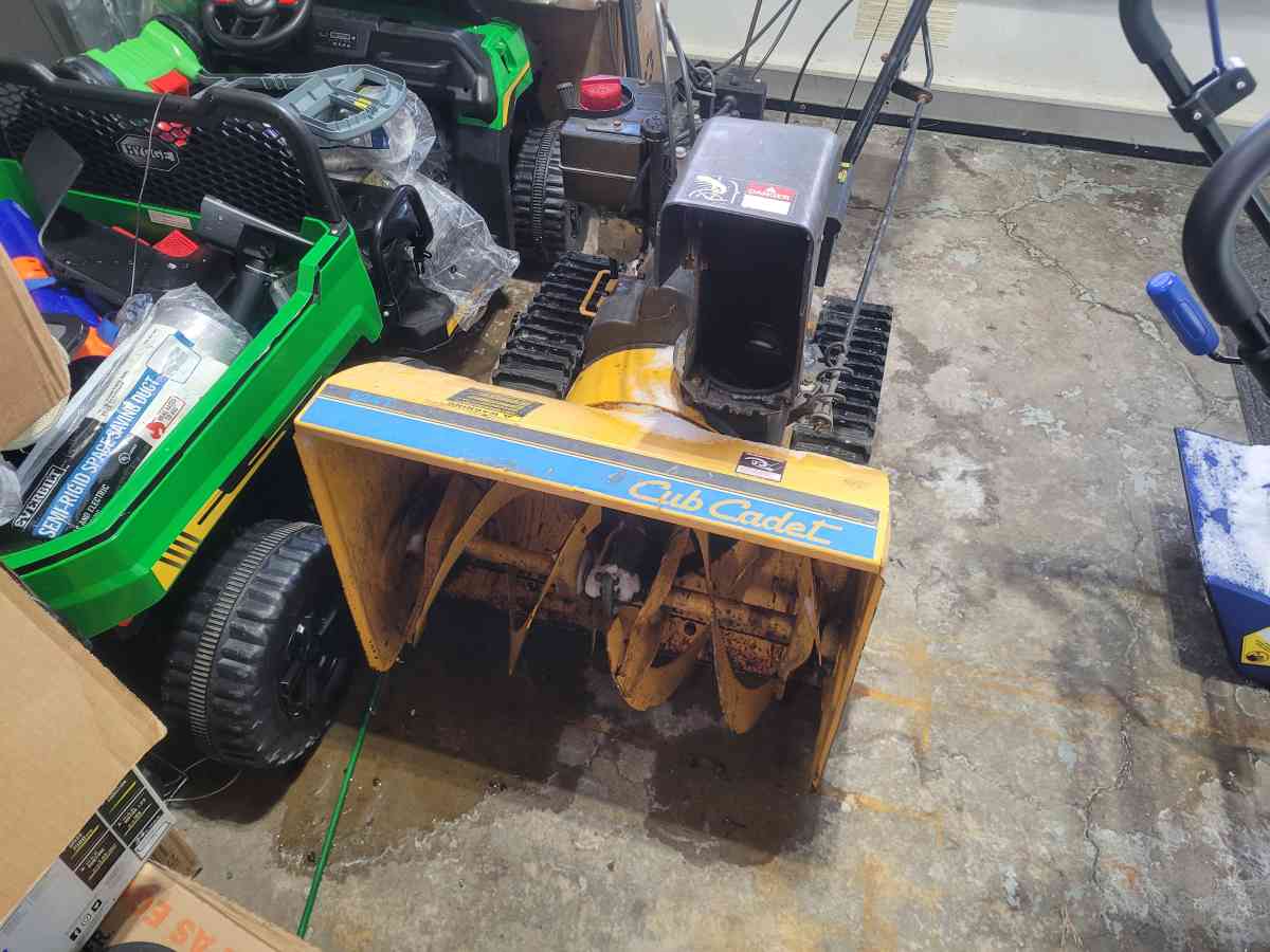 Cub Cadet snowblower on tracs