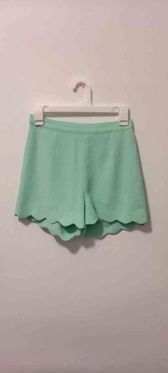 Double Zero Mint Scalloped Shorts